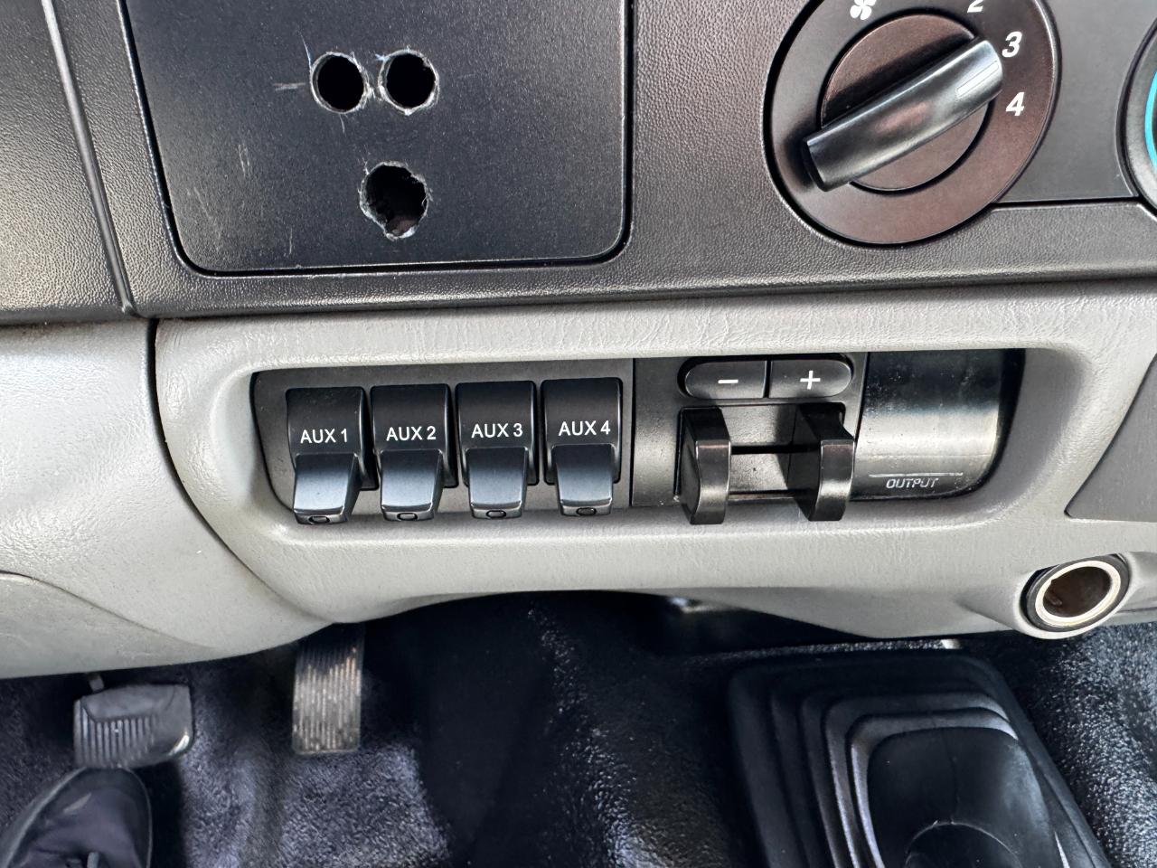 Ford Super Duty F-350 DRW SuperCab 162" WB 60" CA XL 2006