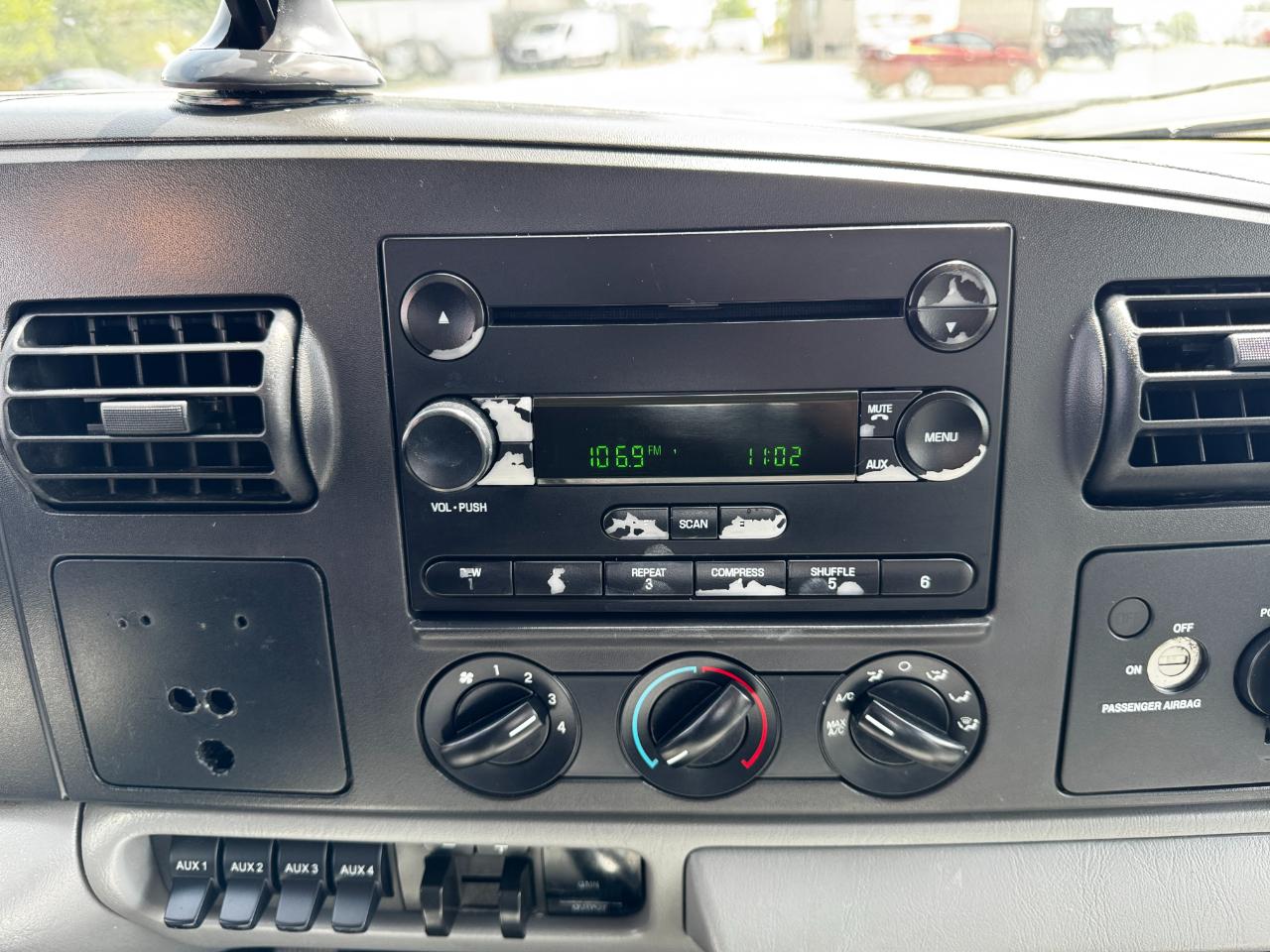 Ford Super Duty F-350 DRW SuperCab 162" WB 60" CA XL 2006