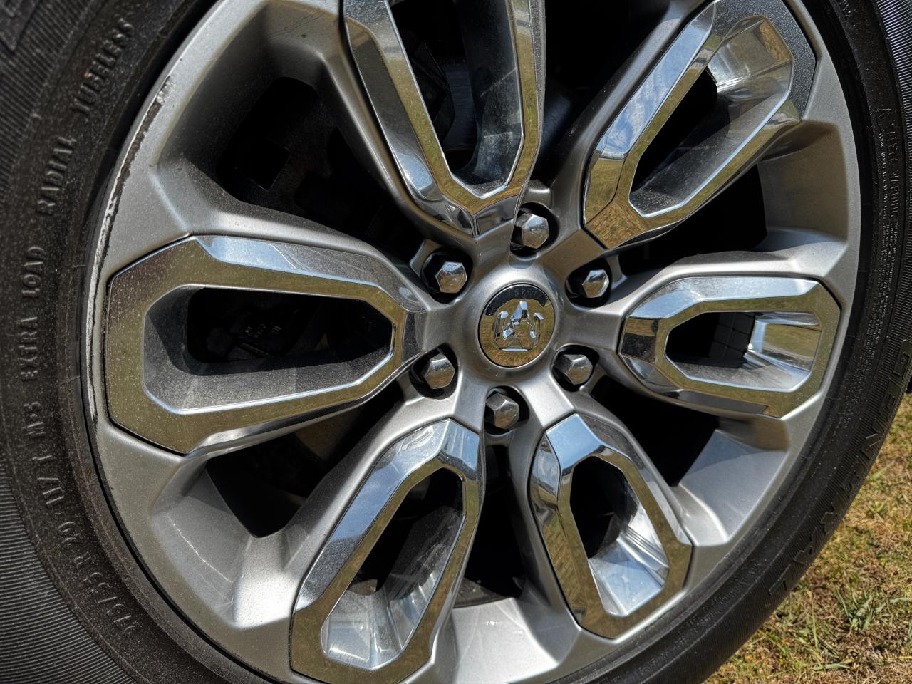 RAM 1500 Laramie 4x4 Crew Cab 5'7" Box 2019