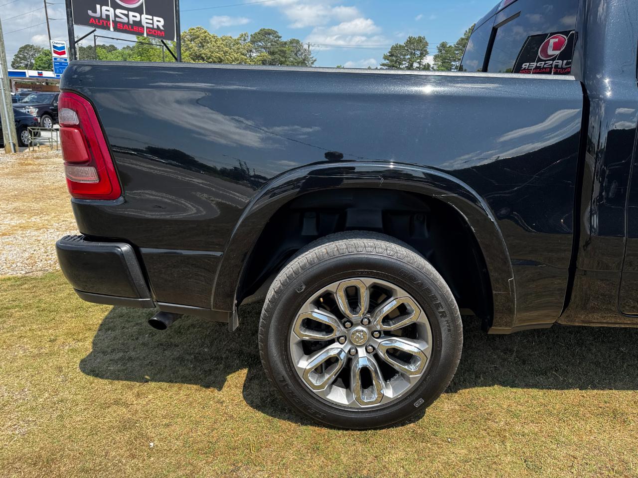 RAM 1500 Laramie 4x4 Crew Cab 5'7" Box 2019