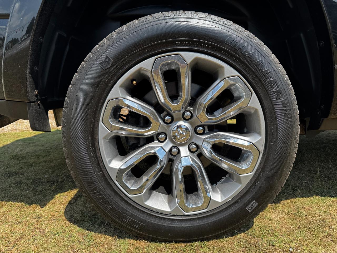 RAM 1500 Laramie 4x4 Crew Cab 5'7" Box 2019