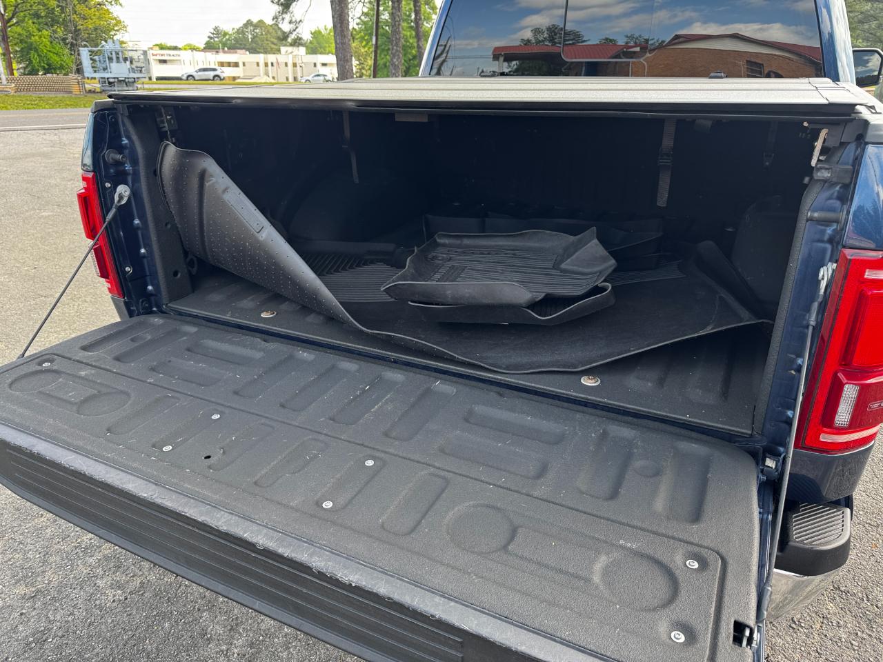 Ford F-150 4WD SuperCrew 145" Lariat 2015