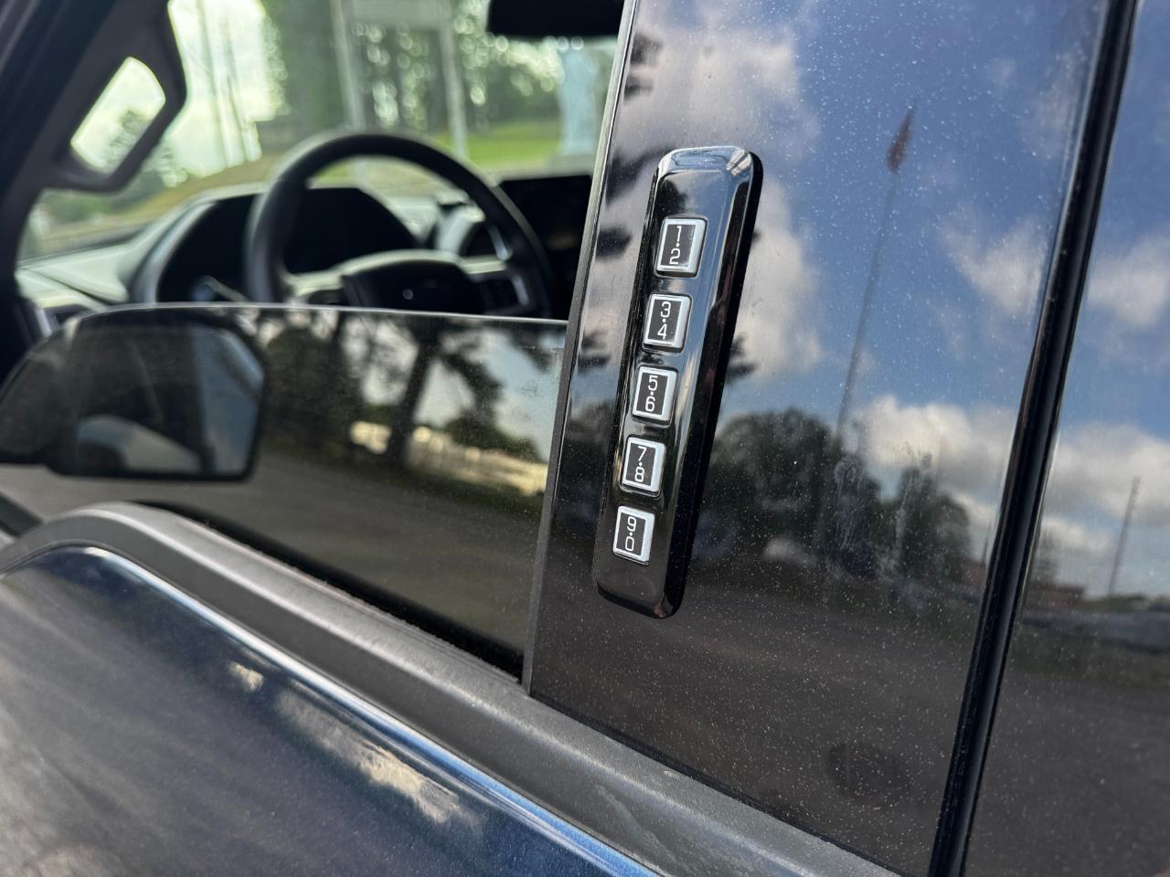 Ford F-150 4WD SuperCrew 145" Lariat 2015