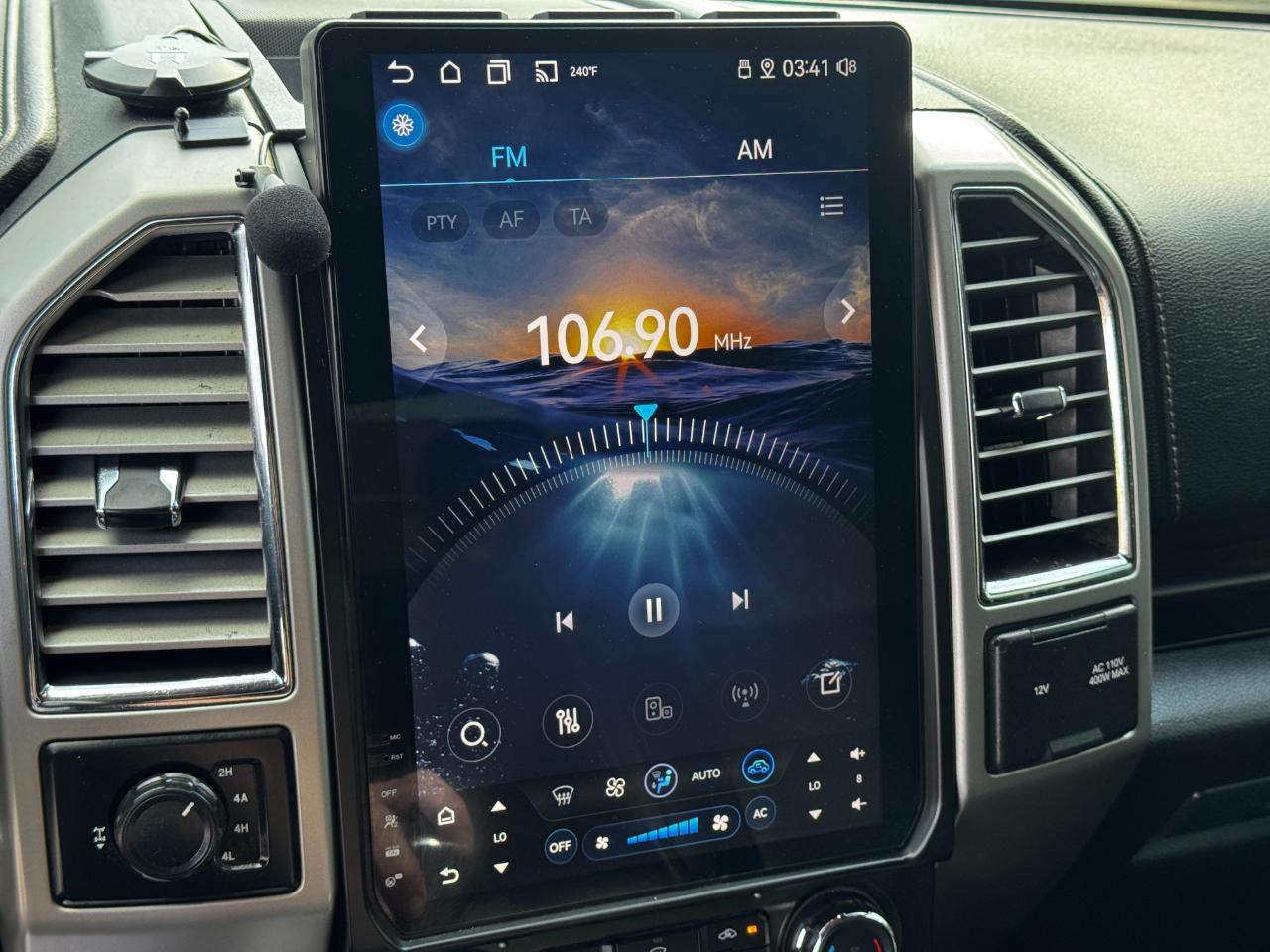 Ford F-150 4WD SuperCrew 145" Lariat 2015