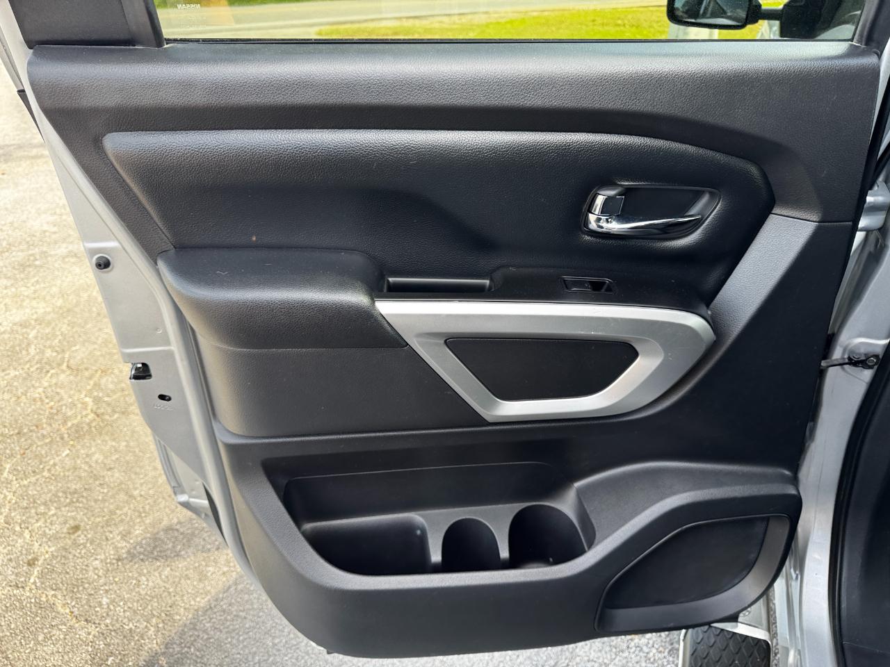 Nissan Titan 4x4 Crew Cab SV 2017