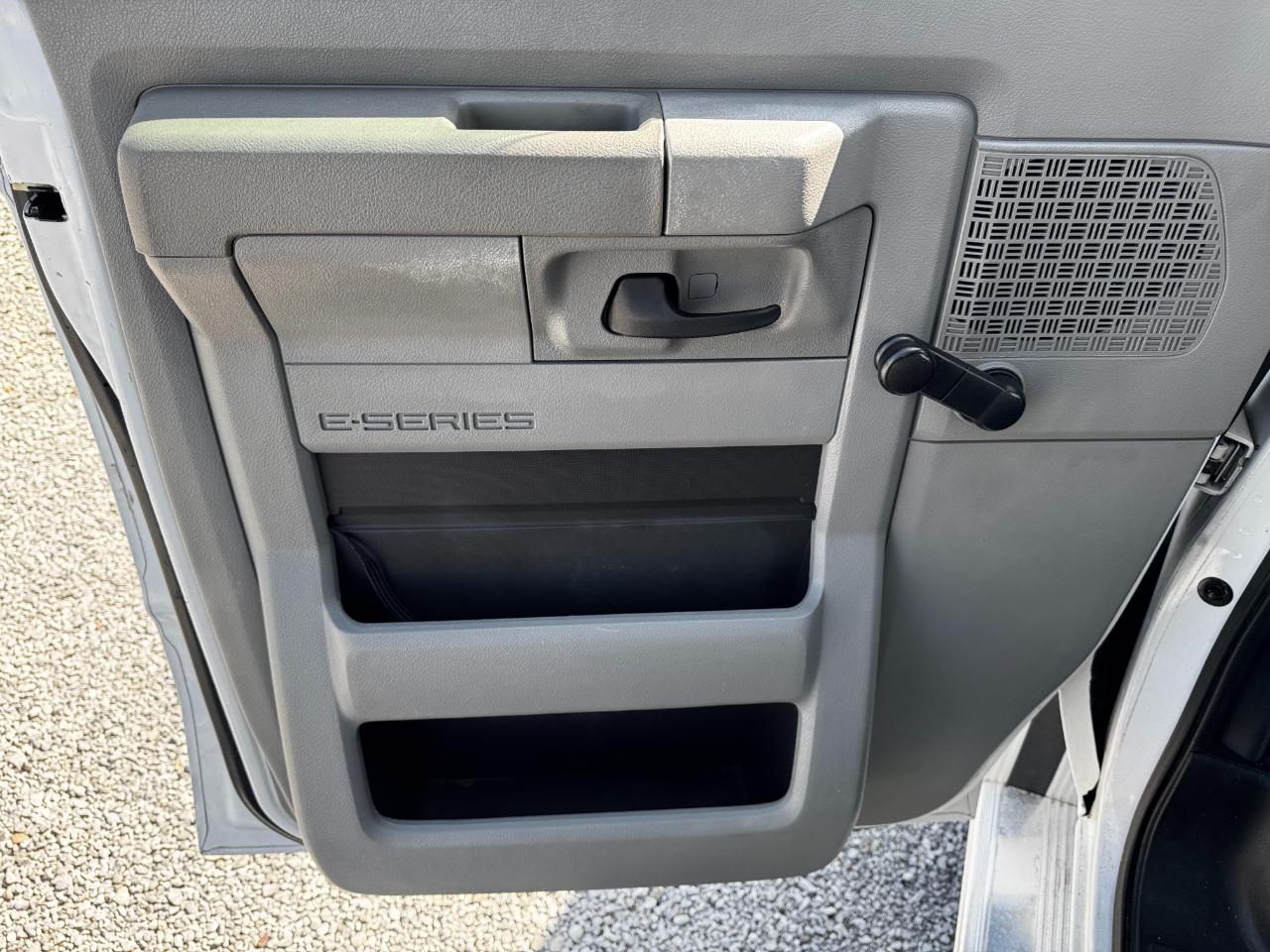 Ford E-Series Passenger Van  2016