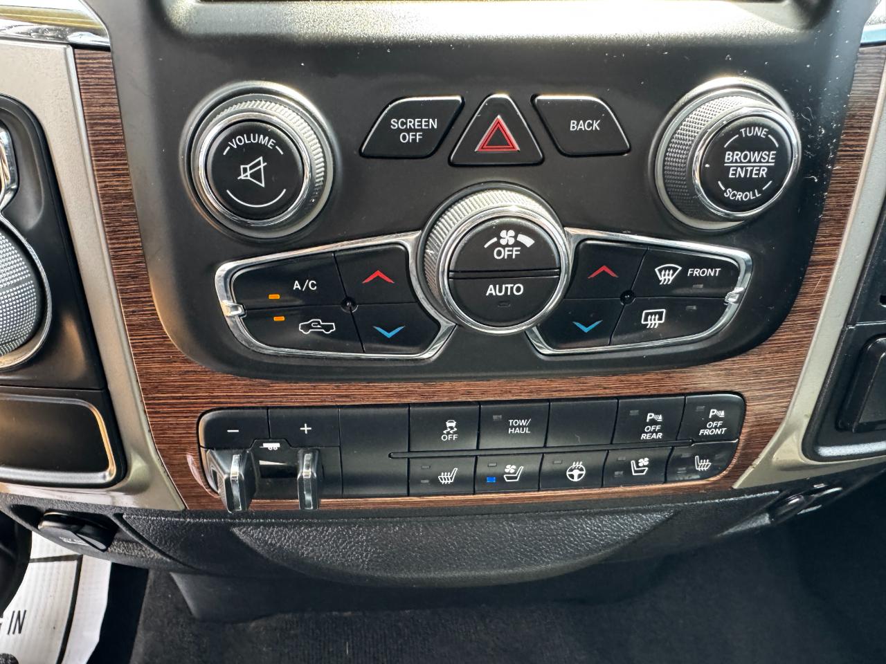 RAM 1500 2WD Crew Cab 140.5" Laramie 2014
