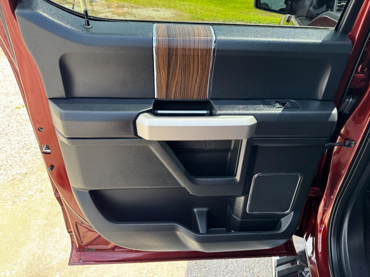 Ford F-150 4WD SuperCrew 145" Lariat 2016