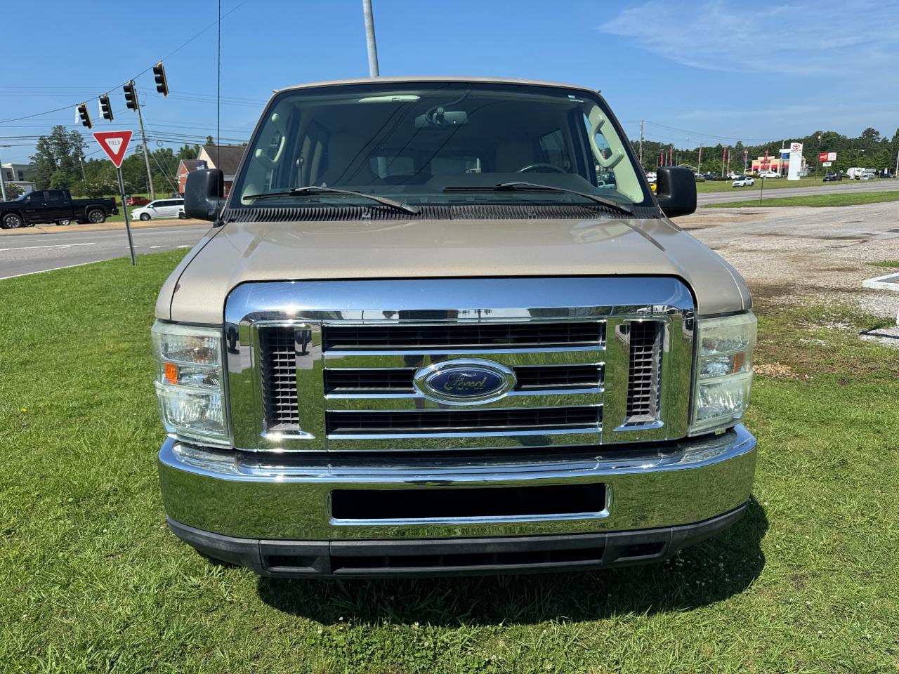 Ford Econoline E-350 XLT Super Duty 2012