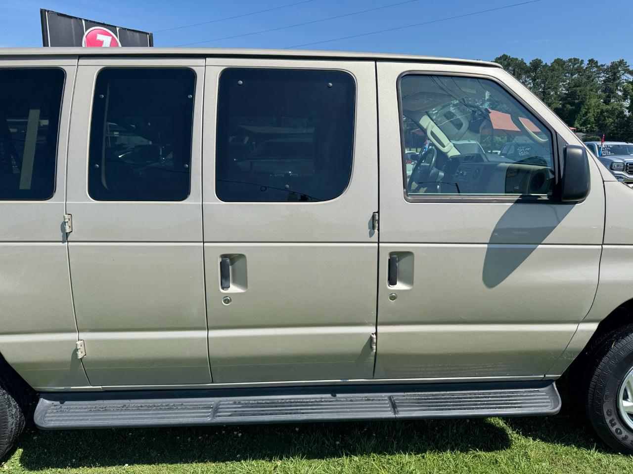 Ford Econoline E-350 XLT Super Duty 2012