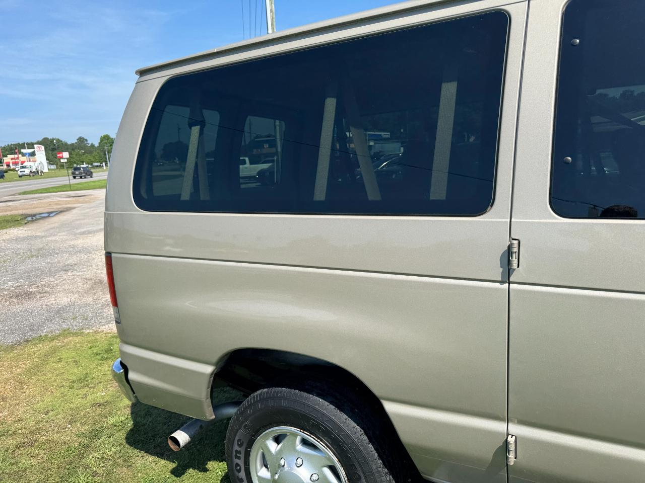 Ford Econoline E-350 XLT Super Duty 2012
