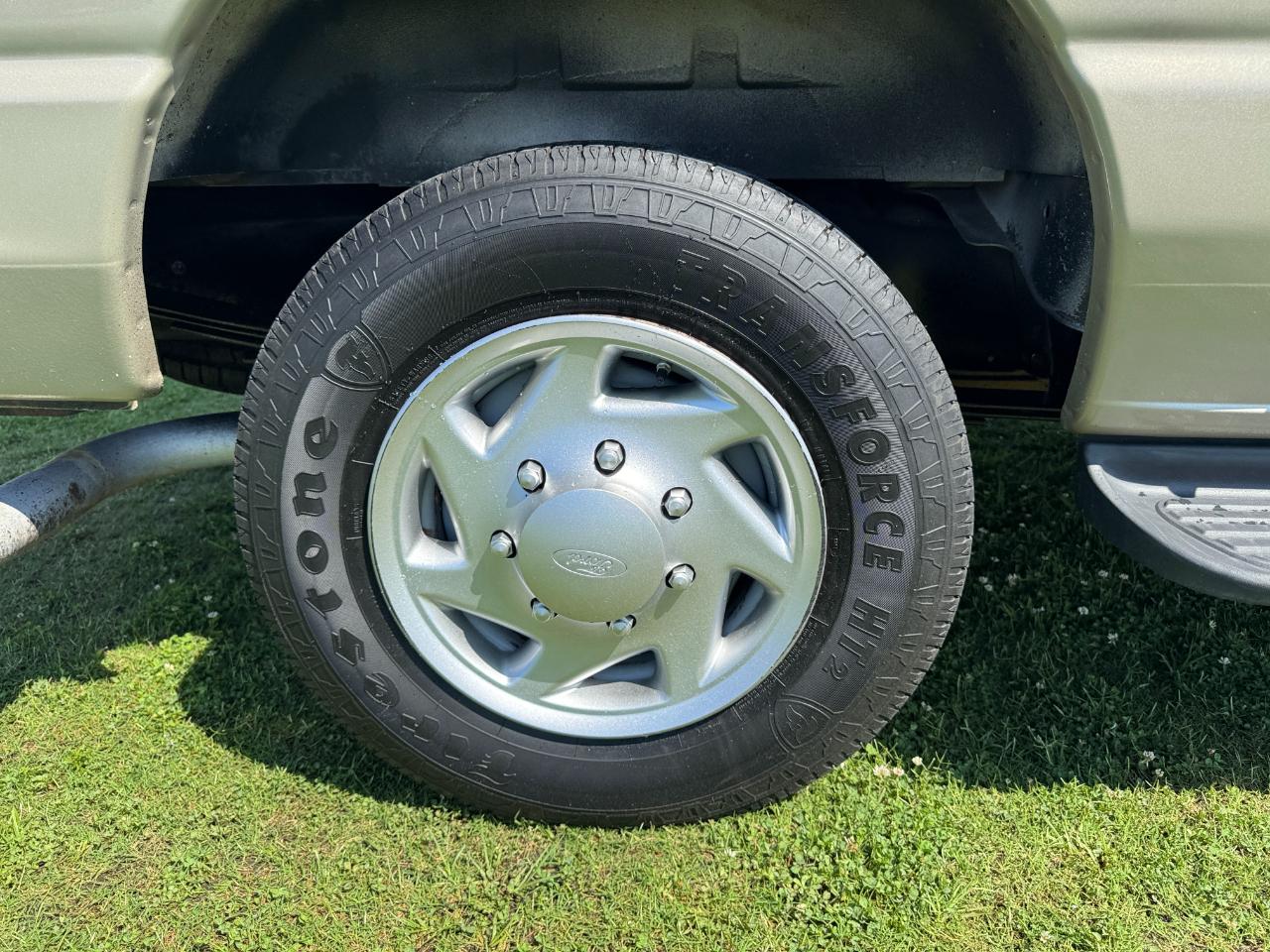 Ford Econoline E-350 XLT Super Duty 2012