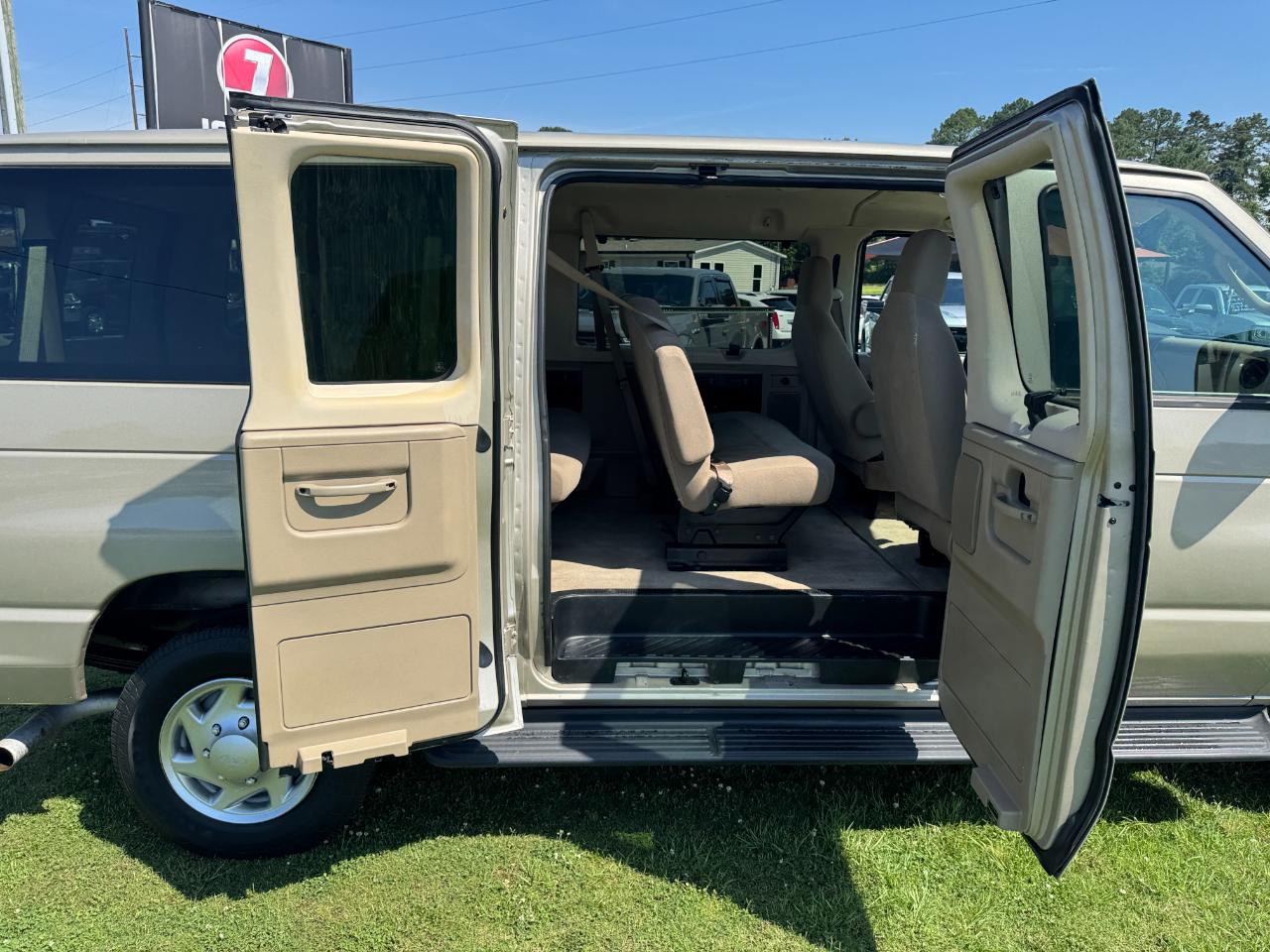Ford Econoline E-350 XLT Super Duty 2012