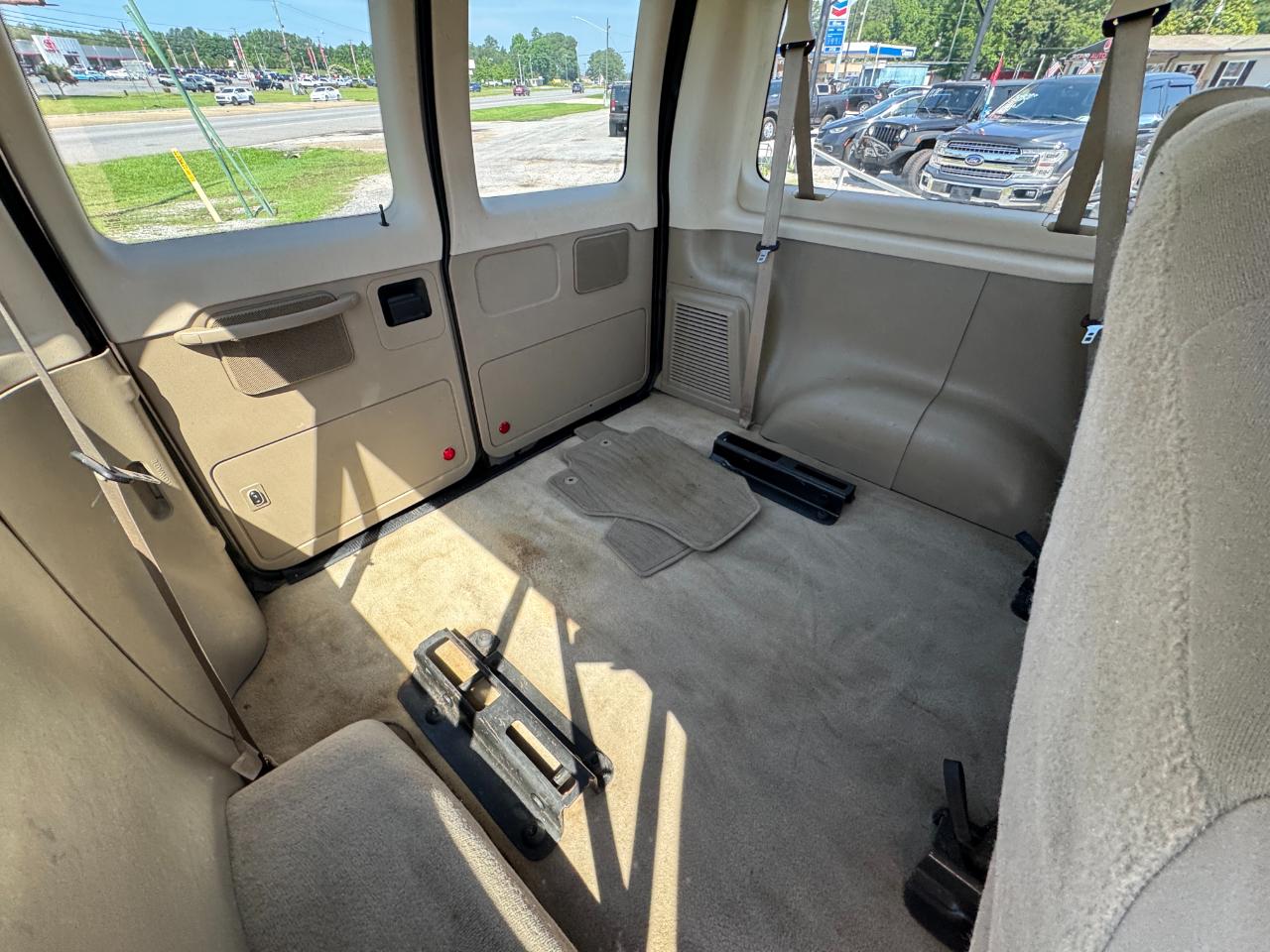Ford Econoline E-350 XLT Super Duty 2012