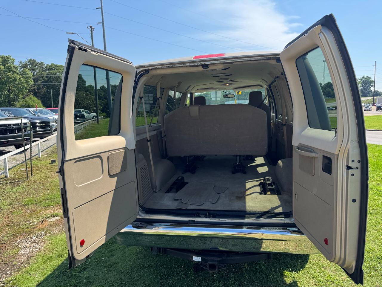 Ford Econoline E-350 XLT Super Duty 2012
