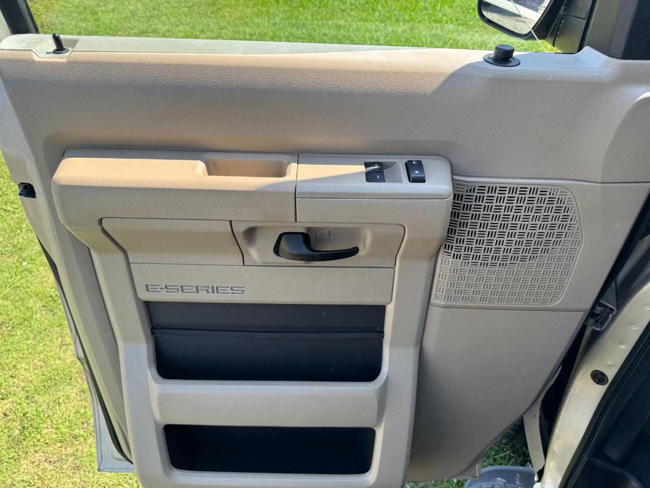 Ford Econoline E-350 XLT Super Duty 2012