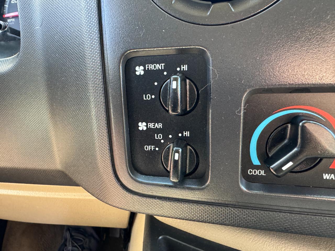 Ford Econoline E-350 XLT Super Duty 2012