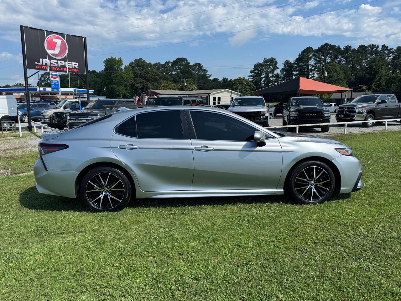 Toyota Camry SE 2021