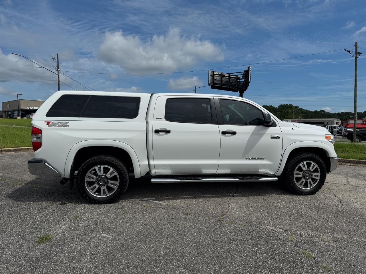 Toyota Tundra SR5 5.7L V8 FFV CrewMax 4WD 2017
