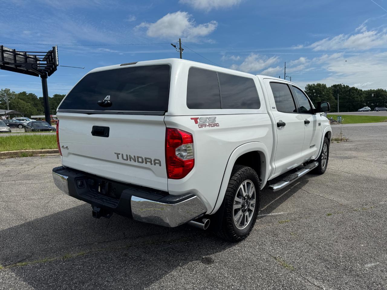 Toyota Tundra SR5 5.7L V8 FFV CrewMax 4WD 2017