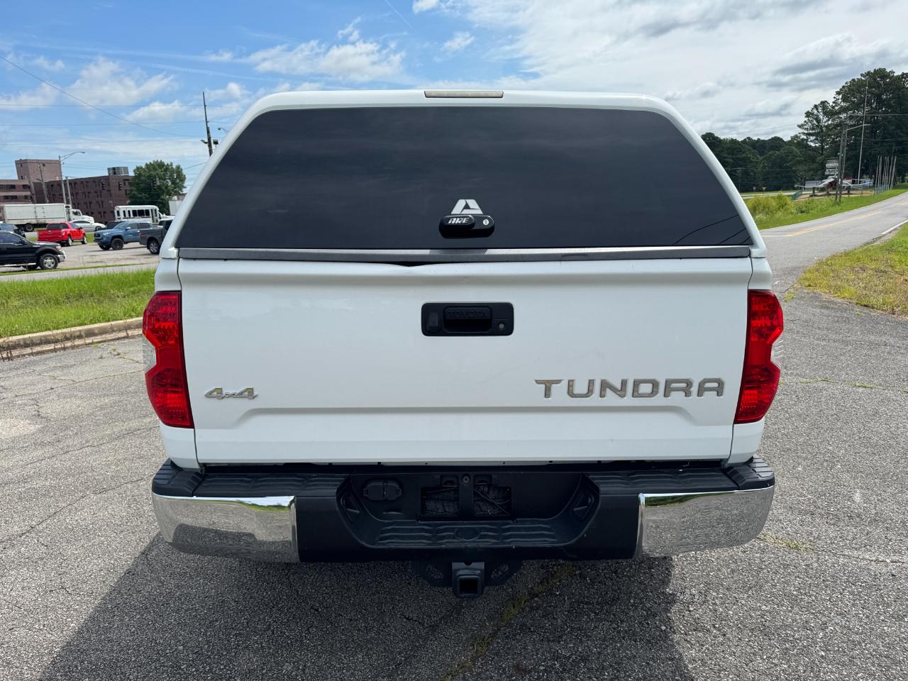 Toyota Tundra SR5 5.7L V8 FFV CrewMax 4WD 2017