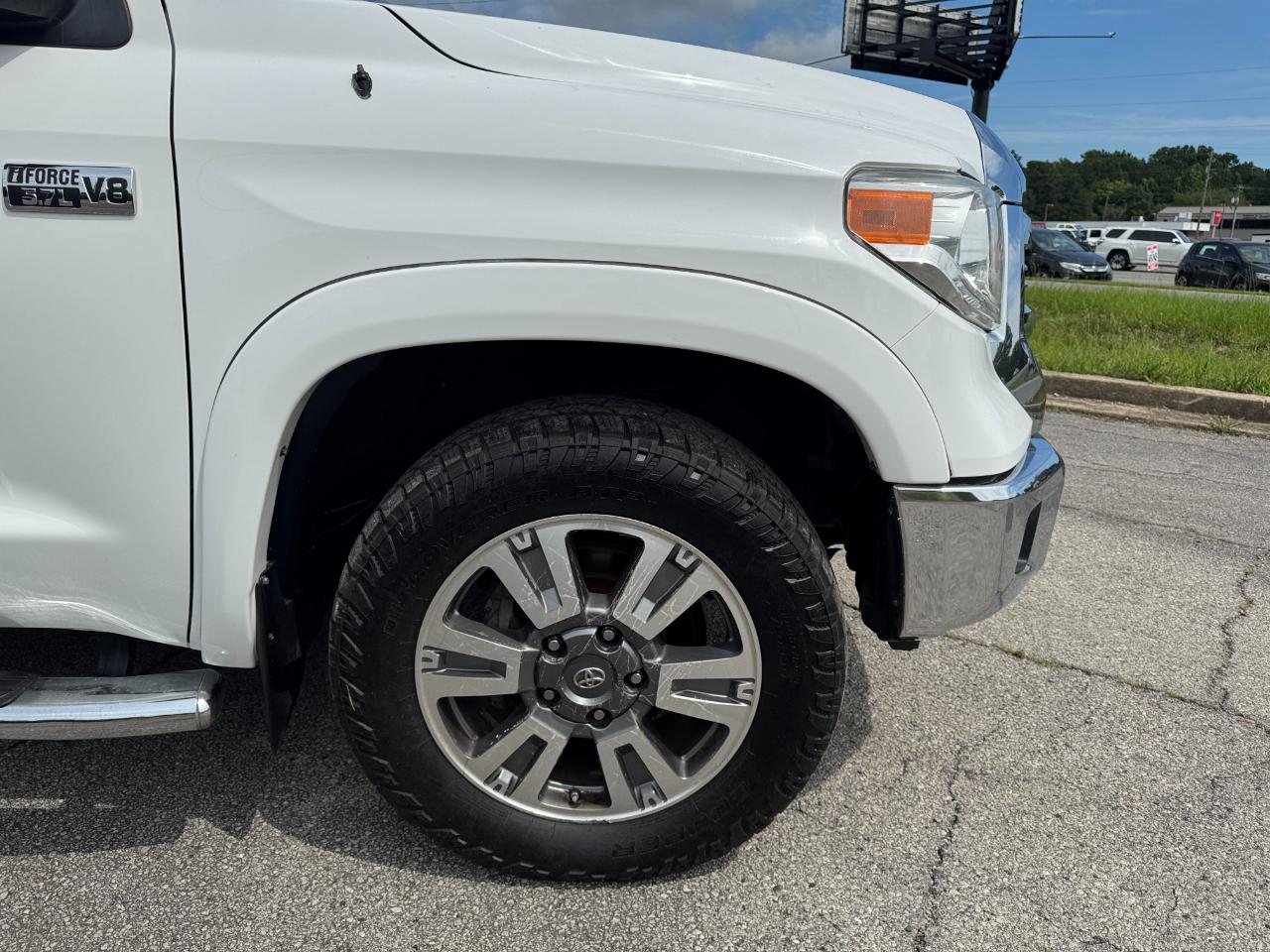 Toyota Tundra SR5 5.7L V8 FFV CrewMax 4WD 2017