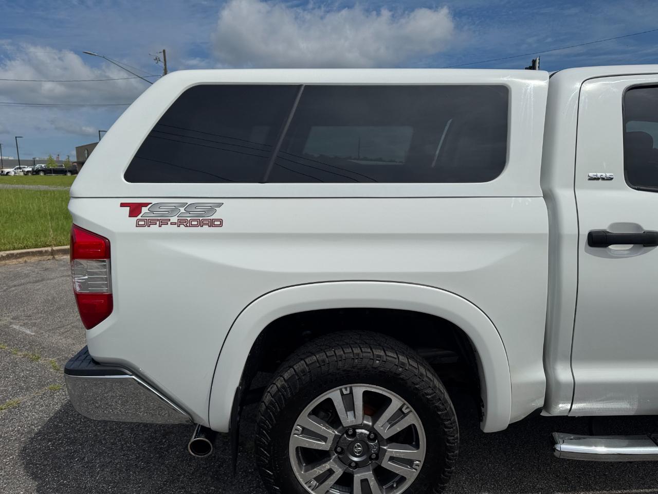 Toyota Tundra SR5 5.7L V8 FFV CrewMax 4WD 2017