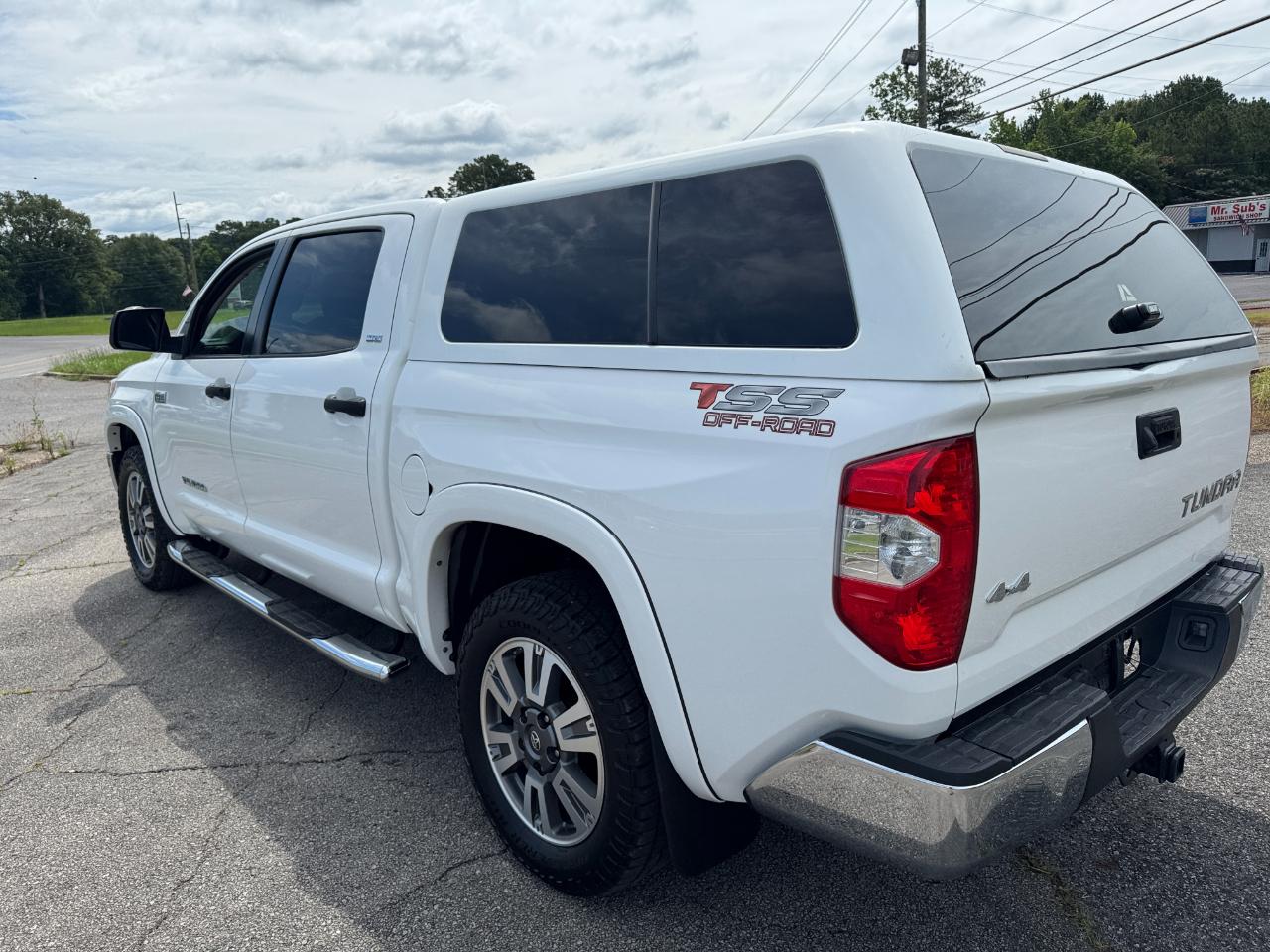 Toyota Tundra SR5 5.7L V8 FFV CrewMax 4WD 2017
