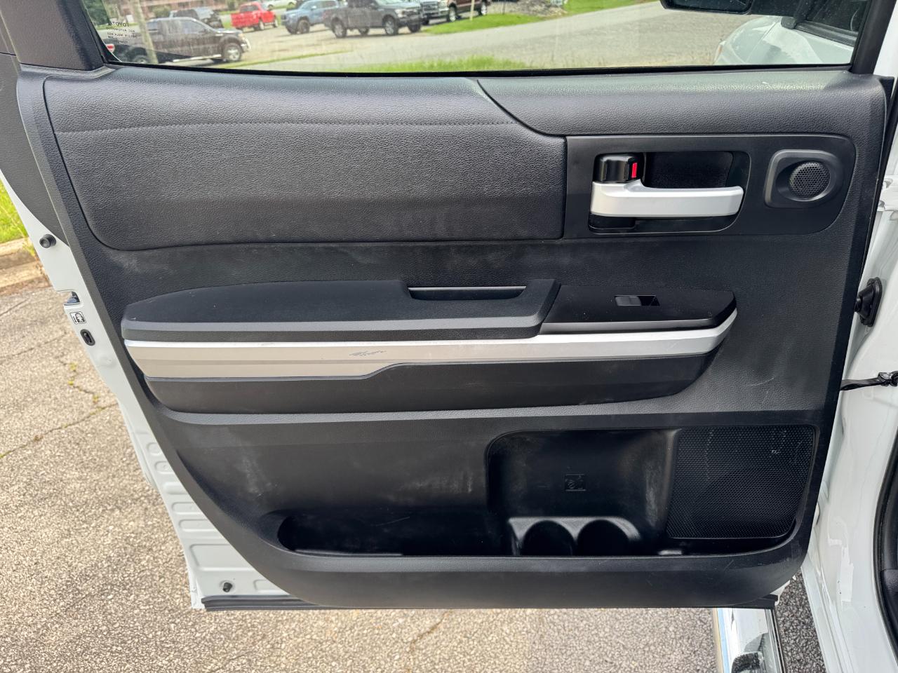 Toyota Tundra SR5 5.7L V8 FFV CrewMax 4WD 2017