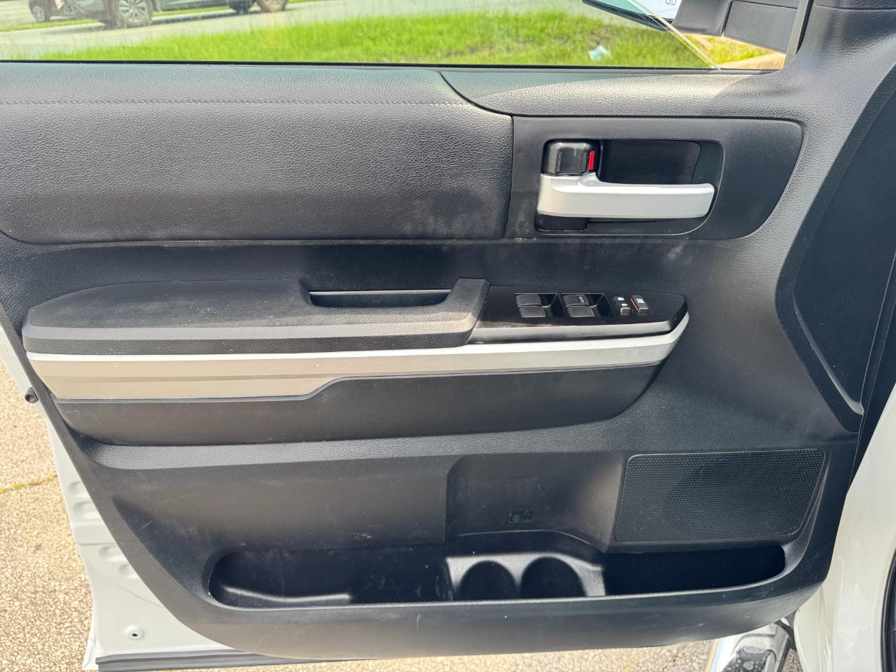 Toyota Tundra SR5 5.7L V8 FFV CrewMax 4WD 2017