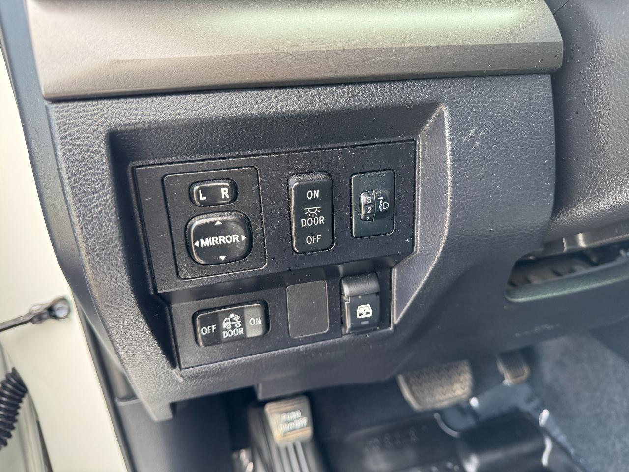 Toyota Tundra SR5 5.7L V8 FFV CrewMax 4WD 2017