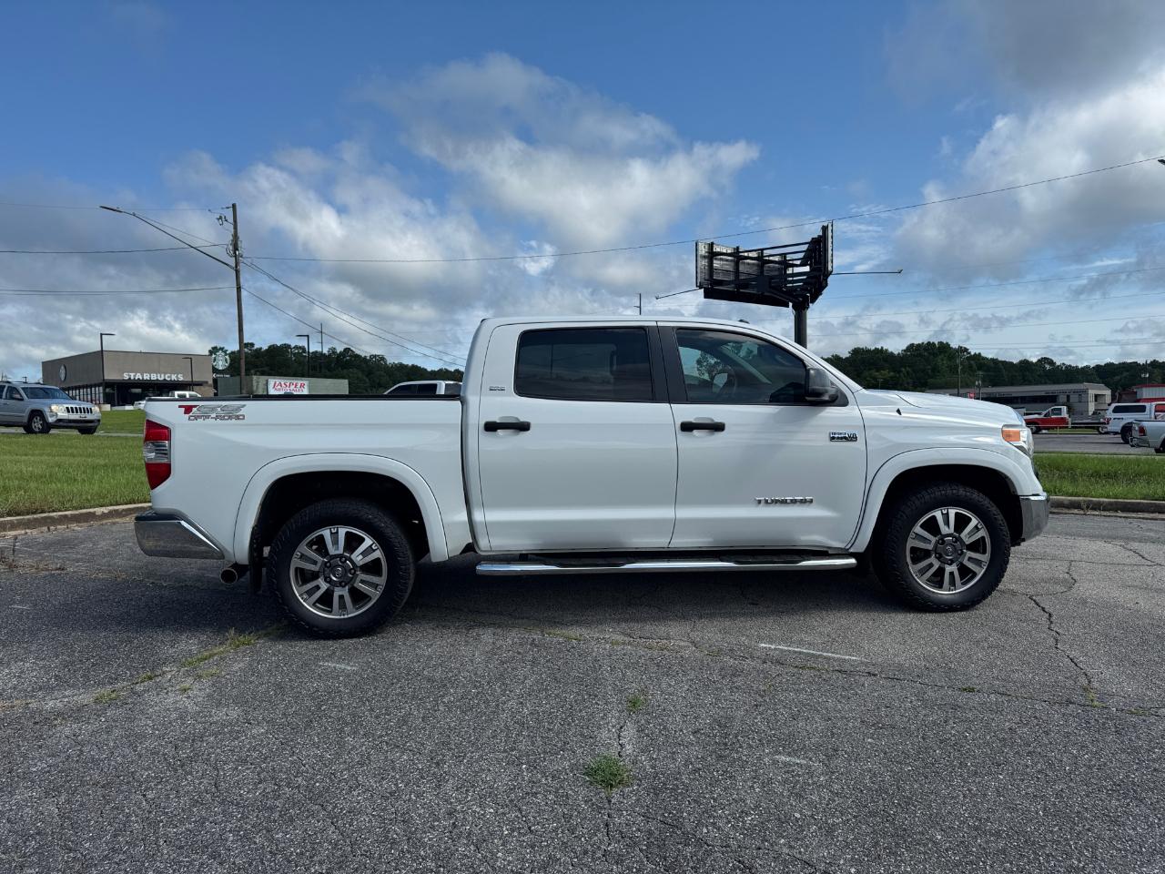 Toyota Tundra SR5 5.7L V8 FFV CrewMax 4WD 2017