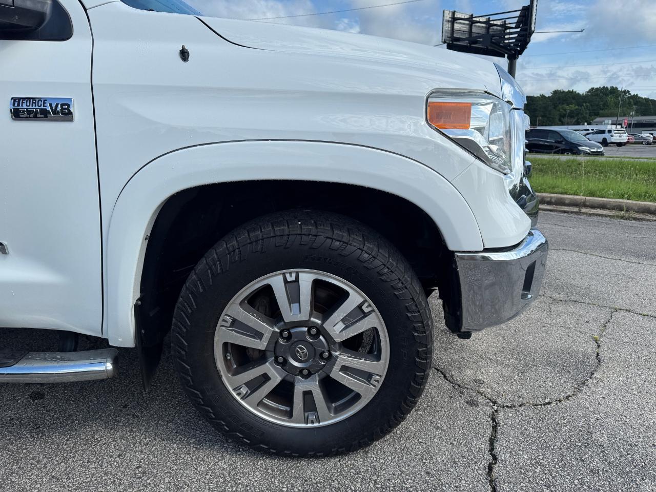 Toyota Tundra SR5 5.7L V8 FFV CrewMax 4WD 2017