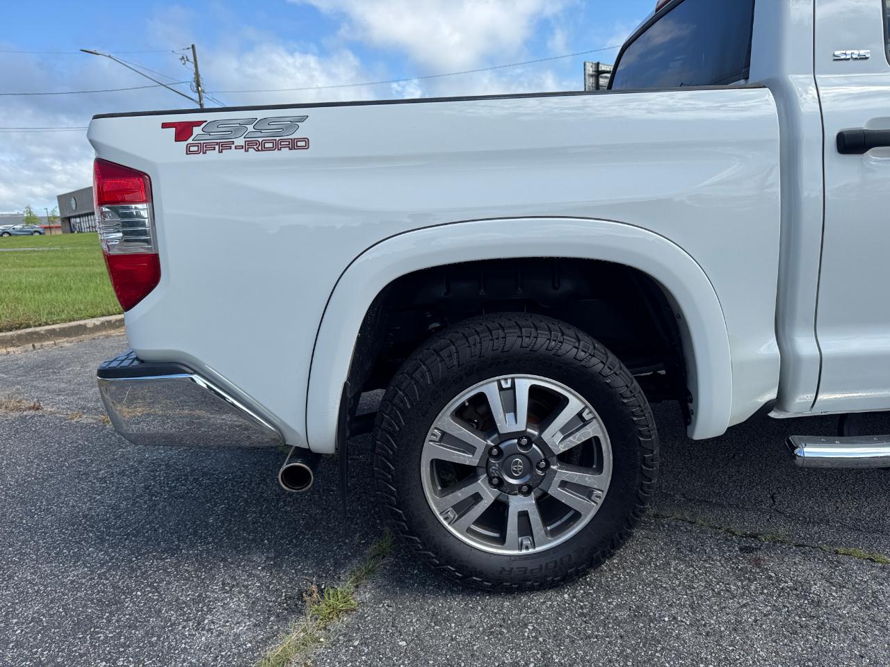 Toyota Tundra SR5 5.7L V8 FFV CrewMax 4WD 2017