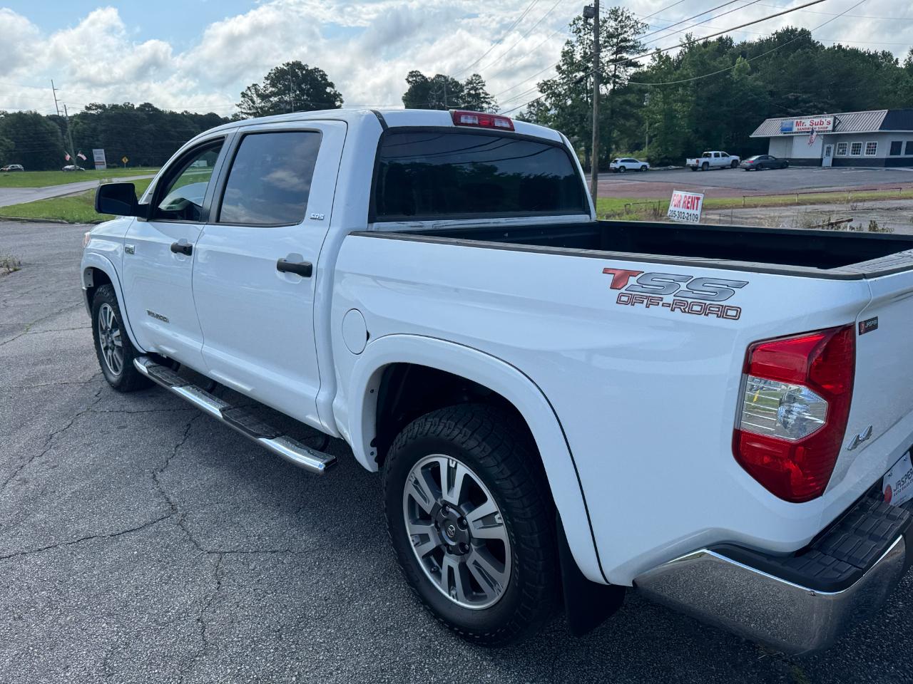 Toyota Tundra SR5 5.7L V8 FFV CrewMax 4WD 2017