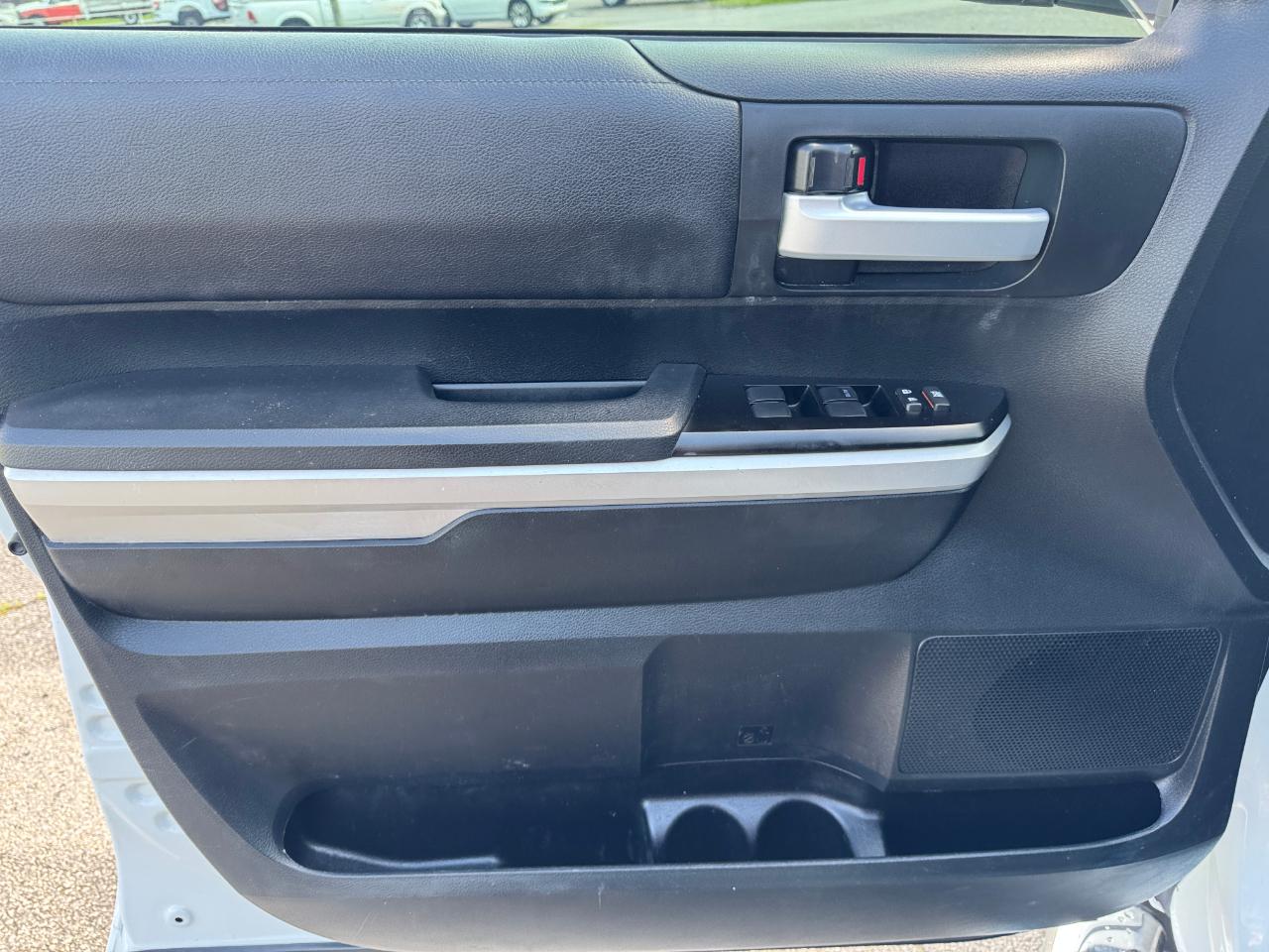 Toyota Tundra SR5 5.7L V8 FFV CrewMax 4WD 2017