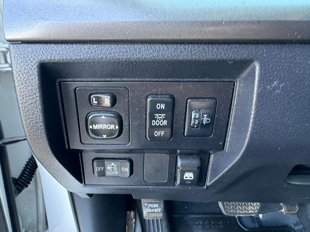 Toyota Tundra SR5 5.7L V8 FFV CrewMax 4WD 2017