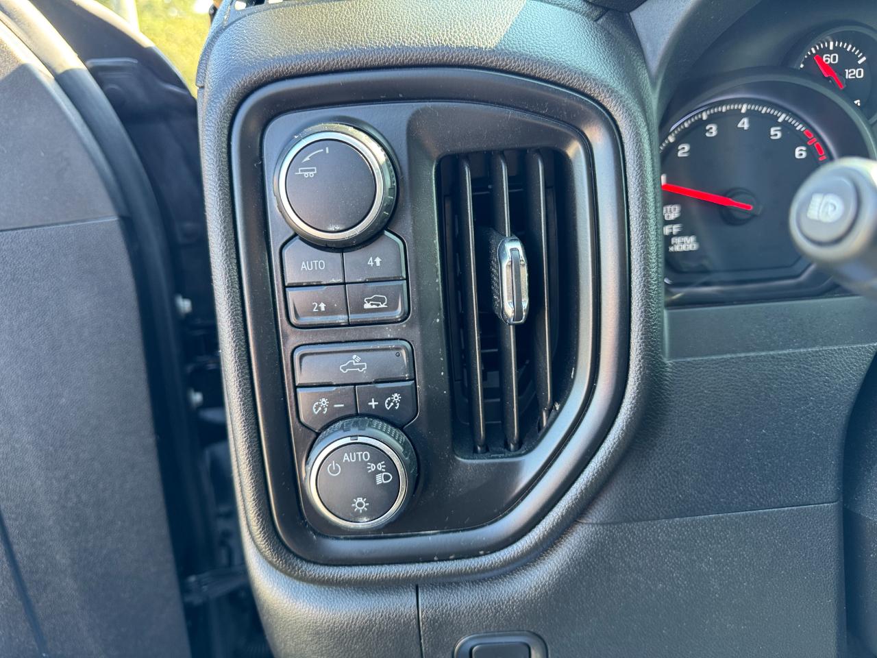 Chevrolet Silverado 1500 Custom Crew Cab 4WD 2023