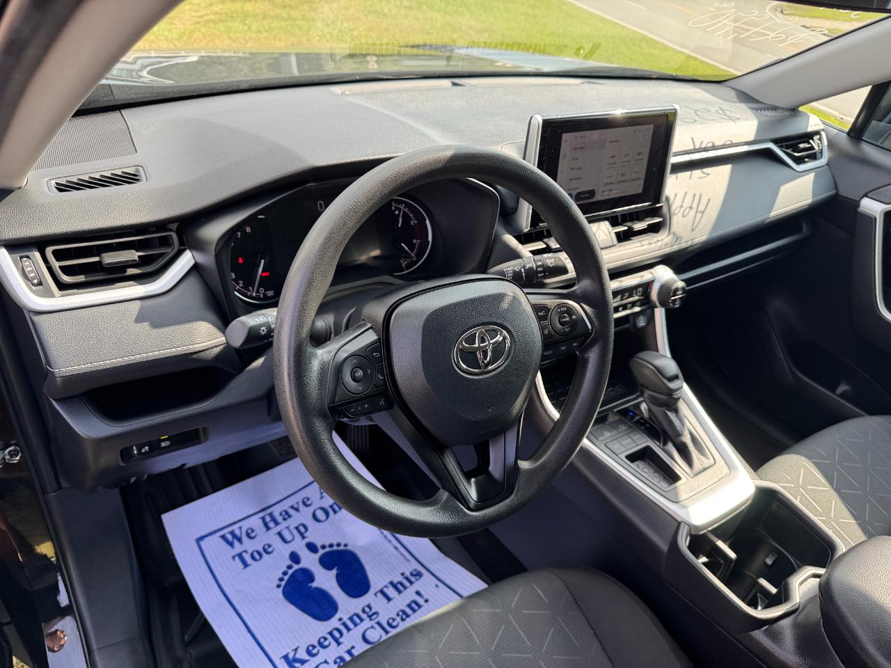 Toyota RAV4 XLE 2024