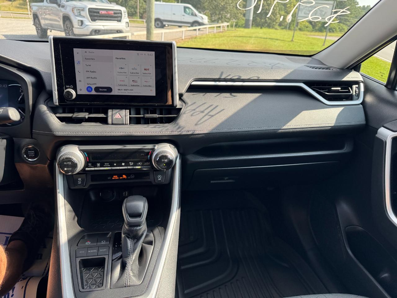 Toyota RAV4 XLE 2024