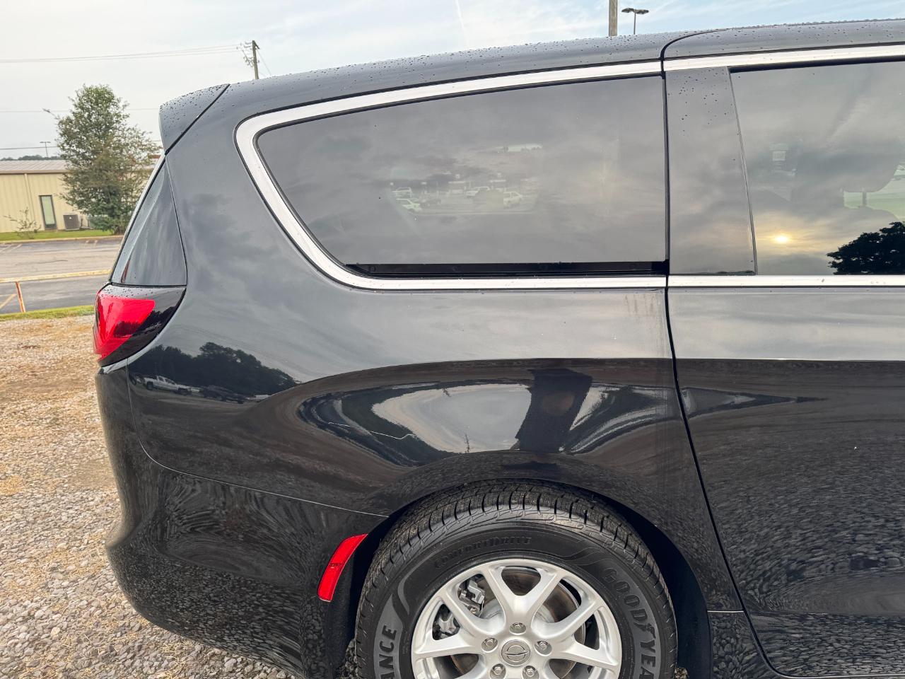 Chrysler Pacifica Touring 2023