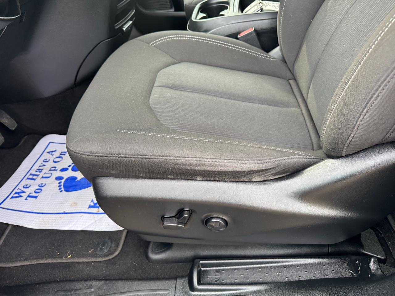 Chrysler Pacifica Touring 2023
