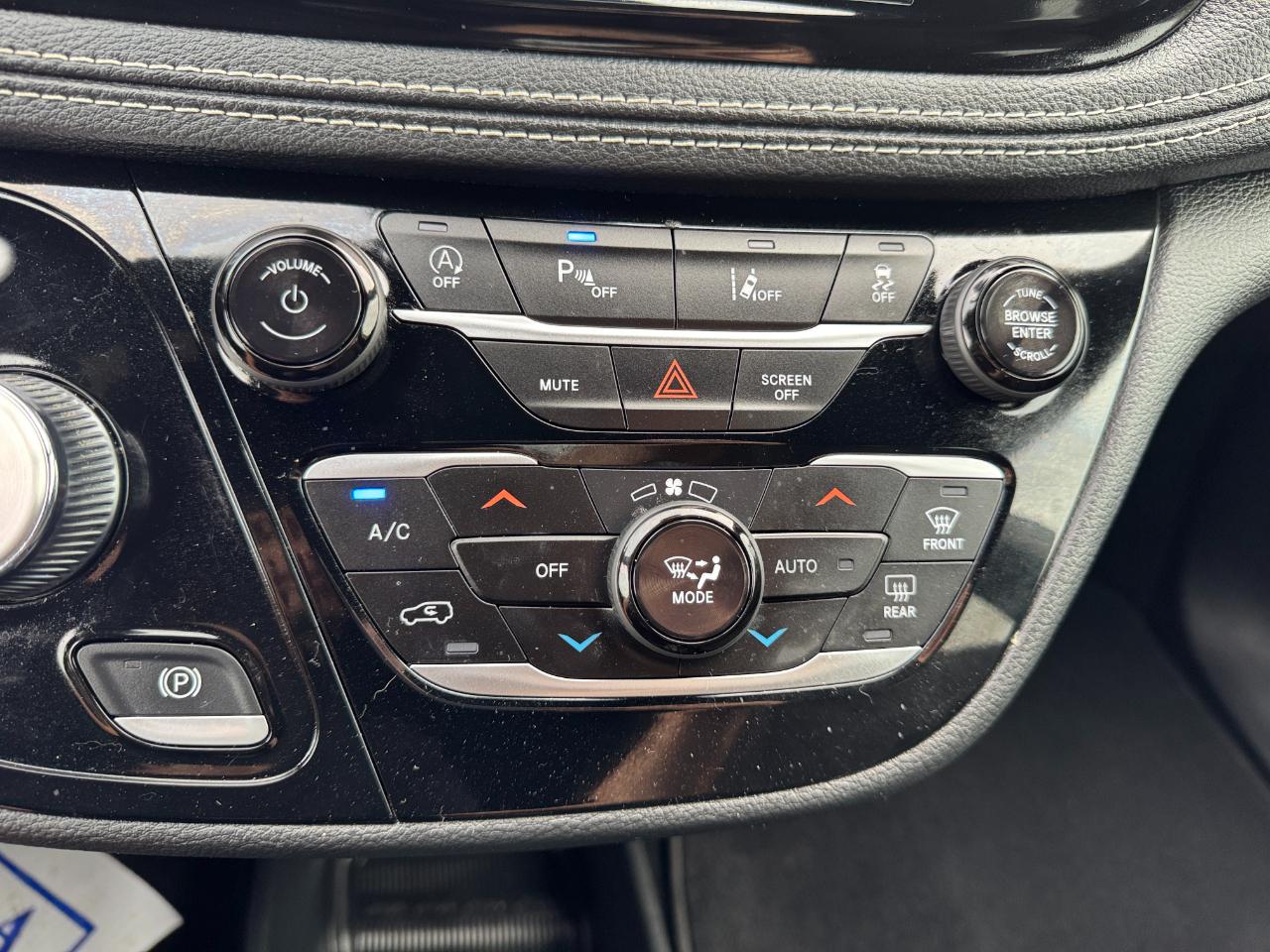 Chrysler Pacifica Touring 2023