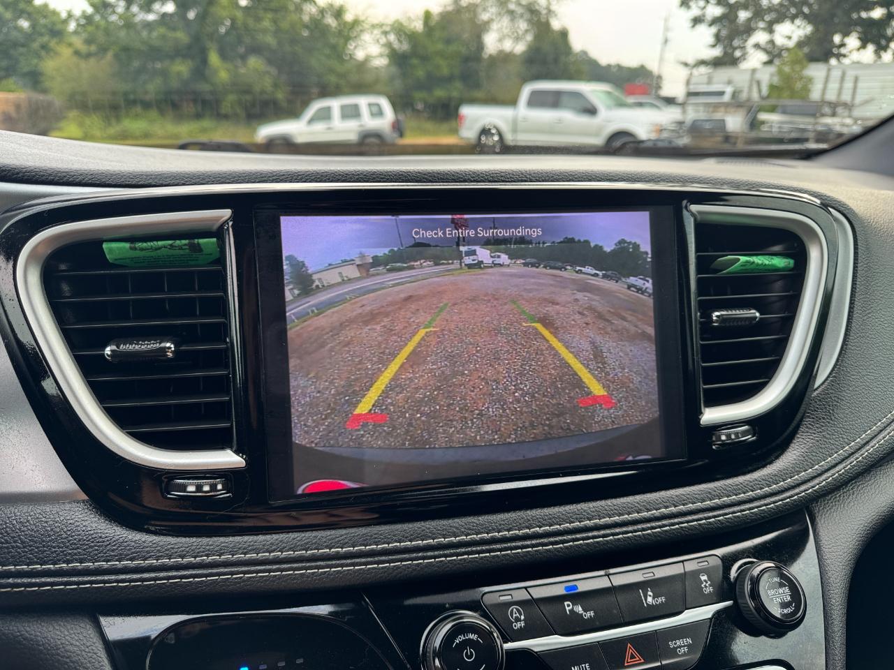 Chrysler Pacifica Touring 2023