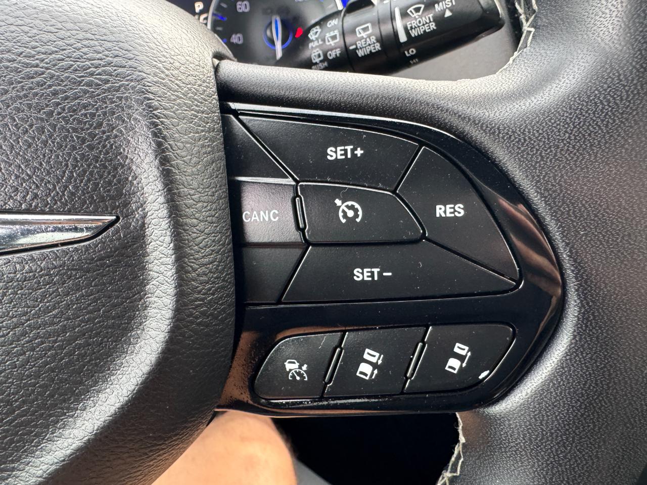 Chrysler Pacifica Touring 2023