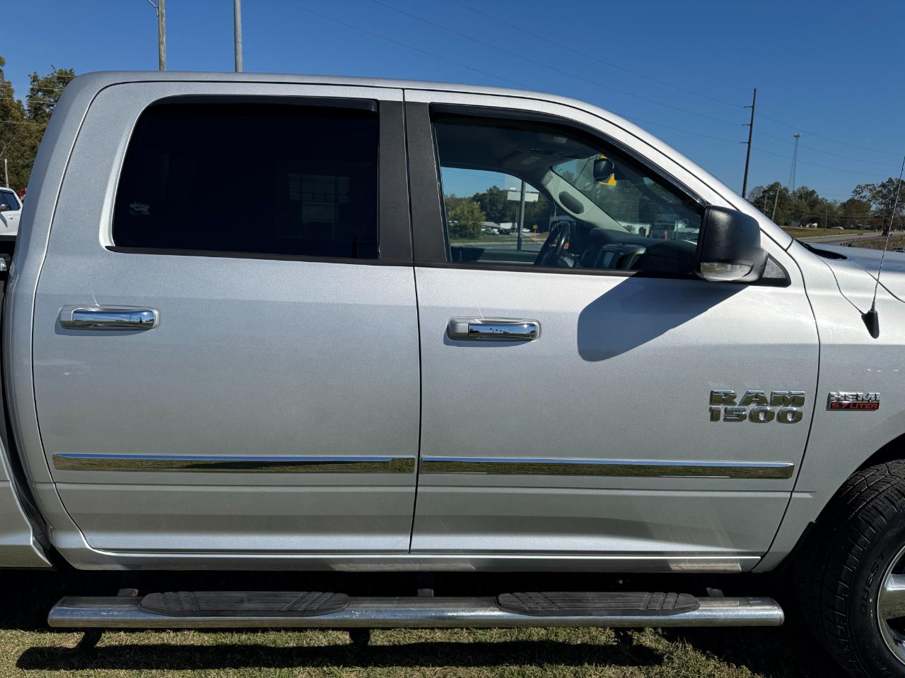 RAM 1500 SLT Crew Cab SWB 4WD 2016