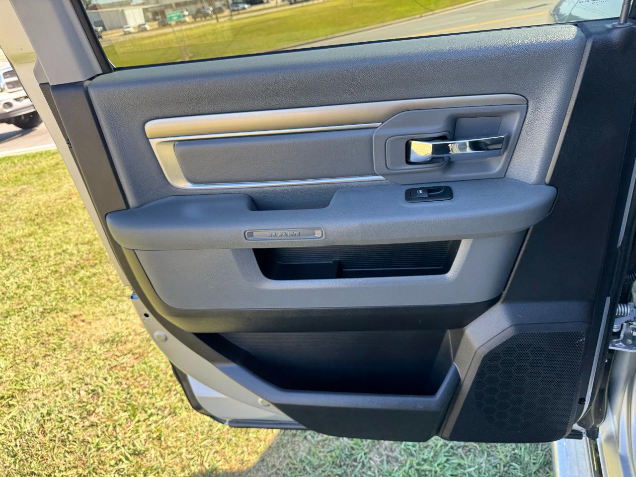 RAM 1500 SLT Crew Cab SWB 4WD 2016