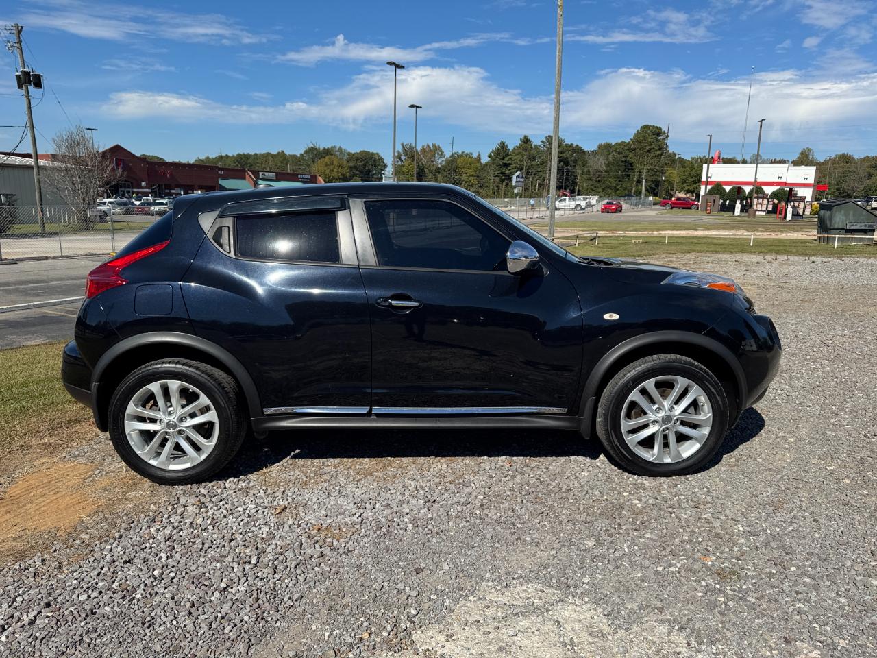 Nissan Juke SV FWD 2011