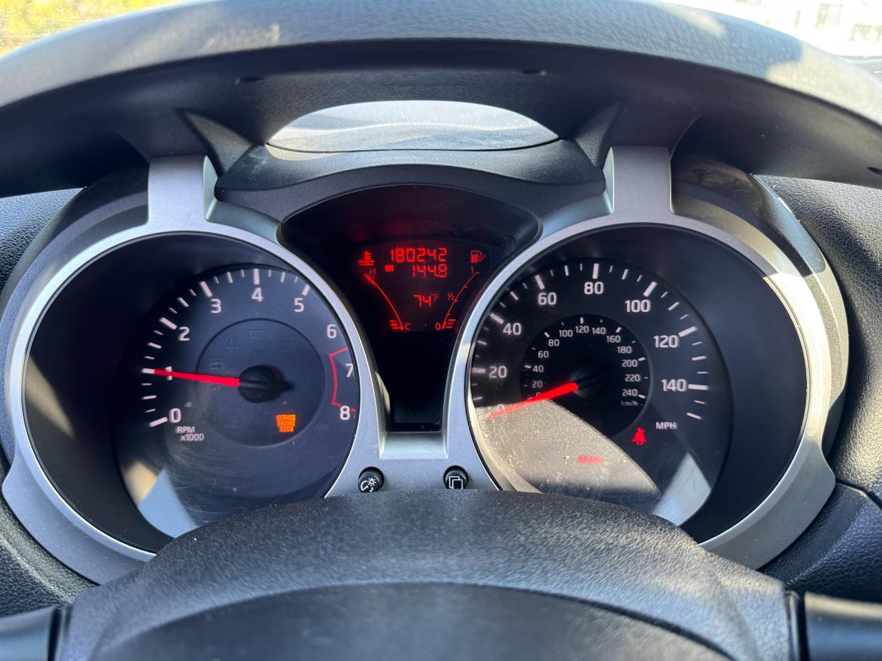 Nissan Juke SV FWD 2011
