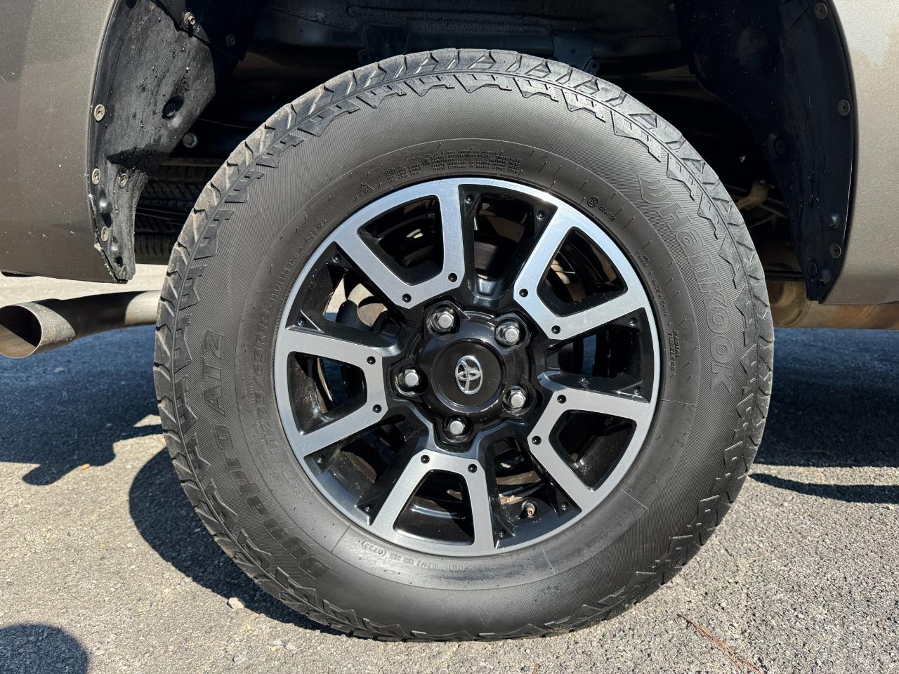 Toyota Tundra Tundra-Grade Double Cab 4.6L 2WD 2011
